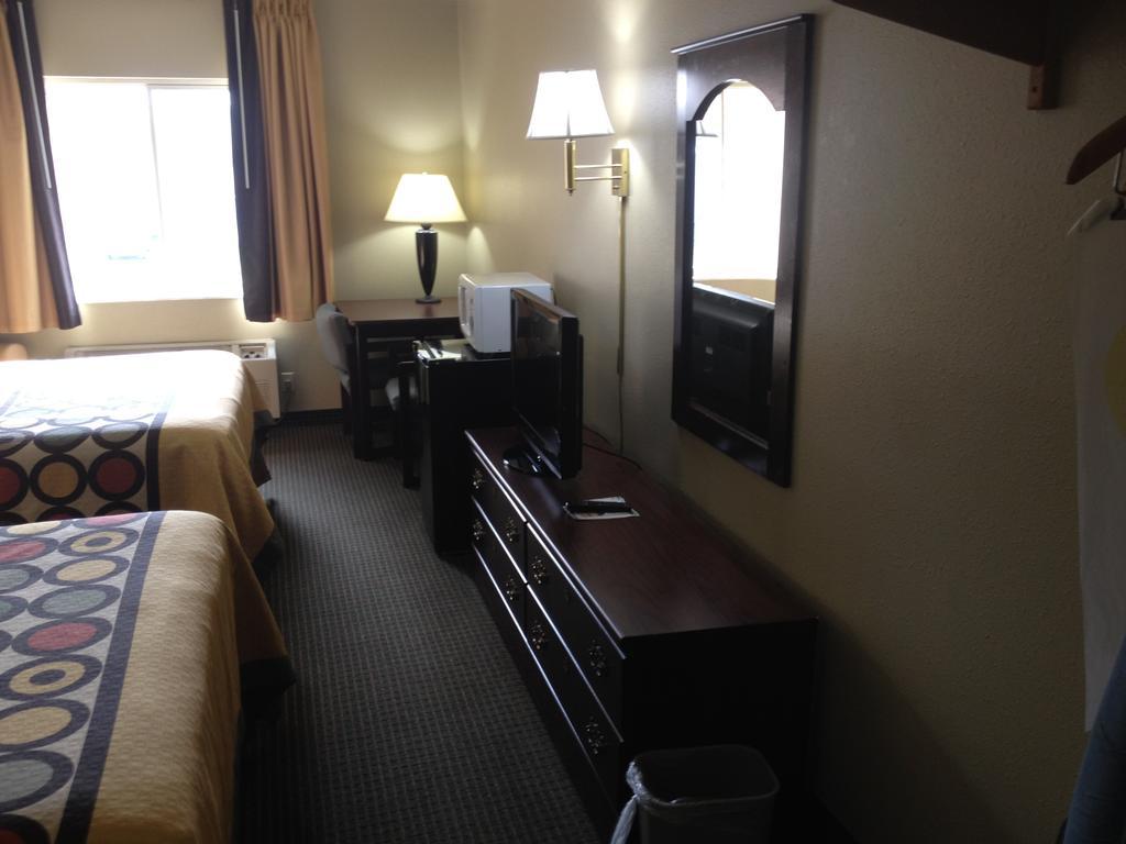 Super 8 By Wyndham Olney Motel Room photo