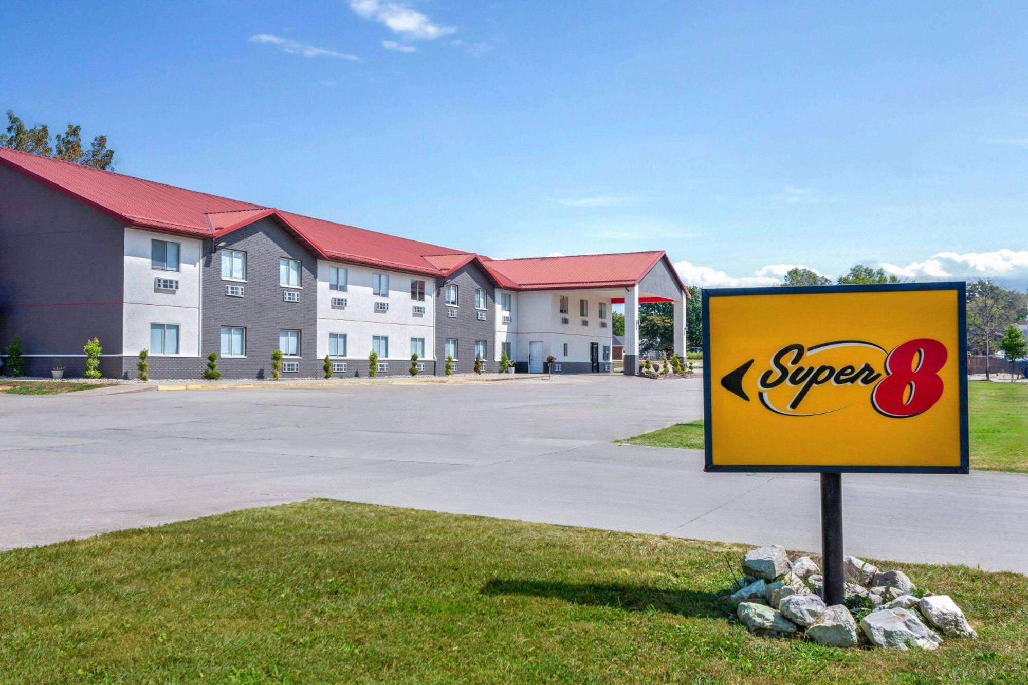 Super 8 By Wyndham Olney Motel Exterior photo